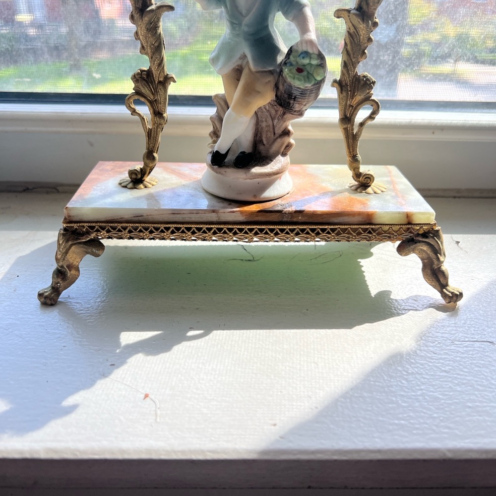 Vintage America Gold and Cream Figurine Clock - Picture 6 of 8